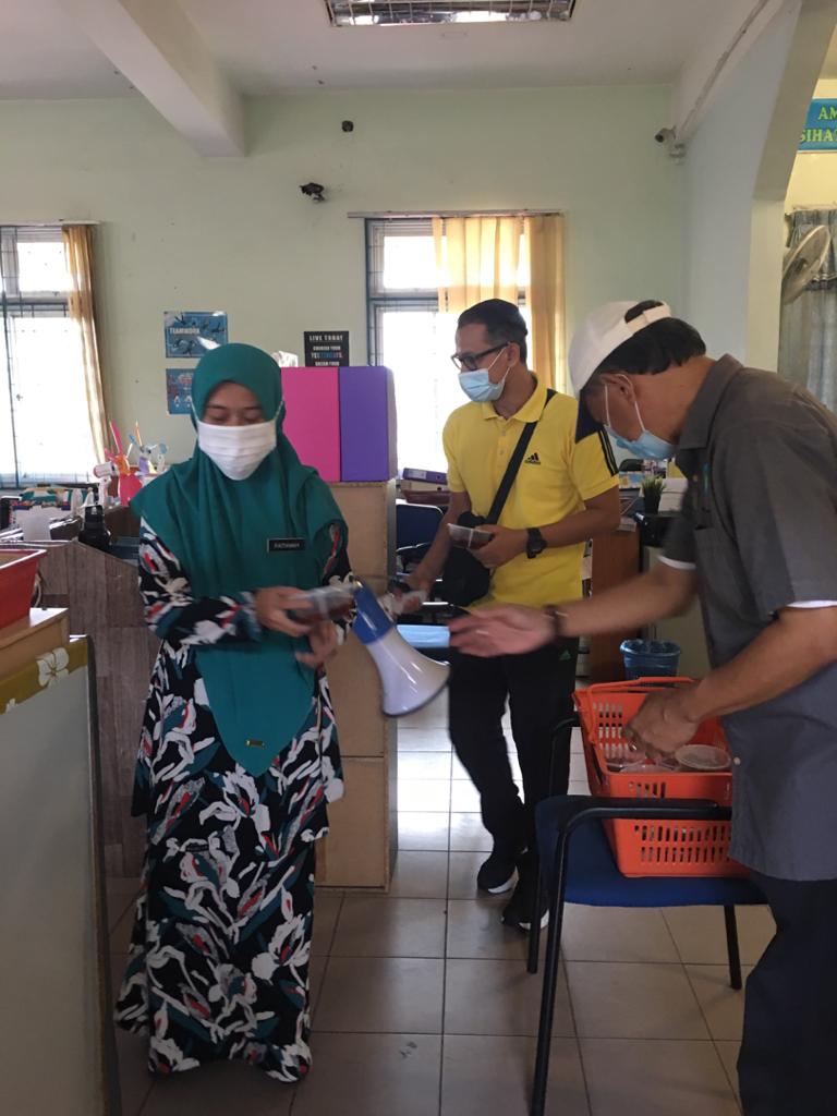 Sumbangan Acar Buah Kepada Guru Sek. Keb. Ampang Campuran